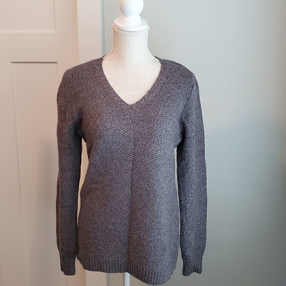 Cabela Women’s V Neck Long Sleeve Sweater Size Medium Gray
